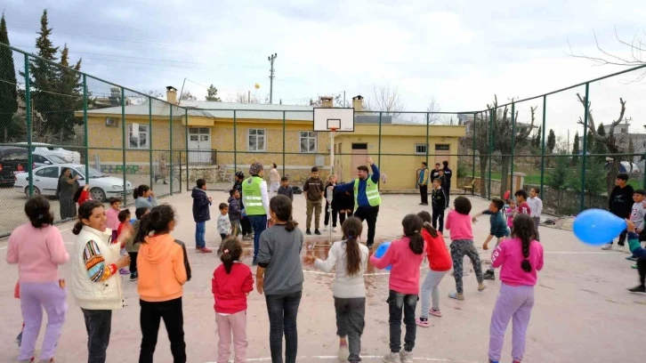 Şırnak’ta öğretmenler depremzede bin 500 çocuğu oyun ile buluşturdu
