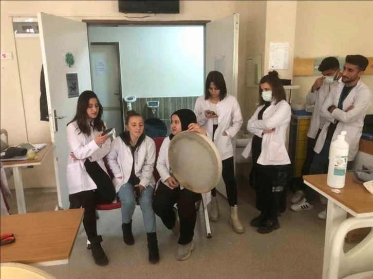 Şırnak Üniversitesi öğrencilerinden hastalara müzik ziyafeti
