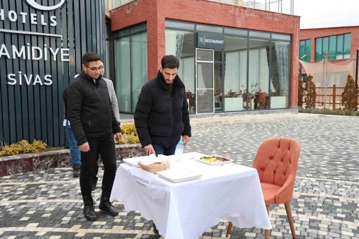 Şişe fırlatma akımına katıldılar, Sivas köftesi için yarıştılar
