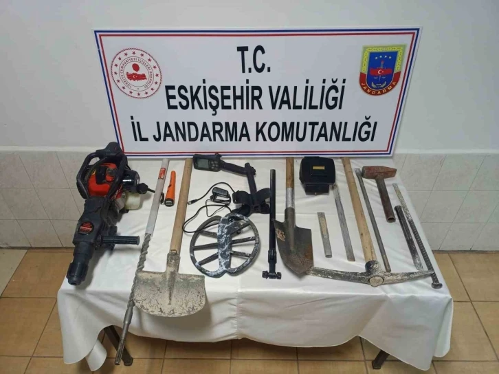 Sit alanında izinsiz kazı yapan şahıslar jandarma tarafından suçüstü yakalandı
