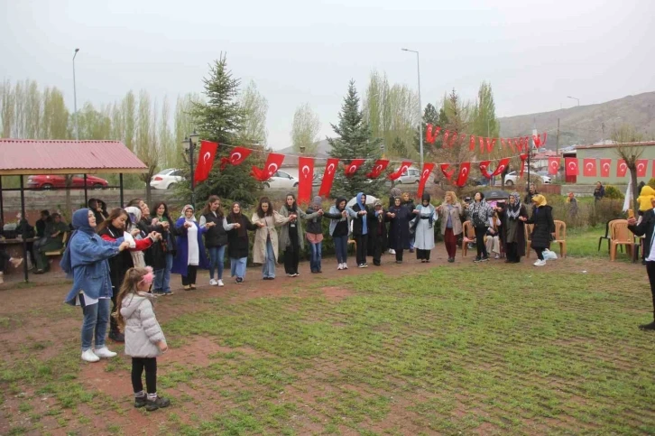 Sivas’ta Hıdırellezi fidan dikip, halay çekerek kutladılar
