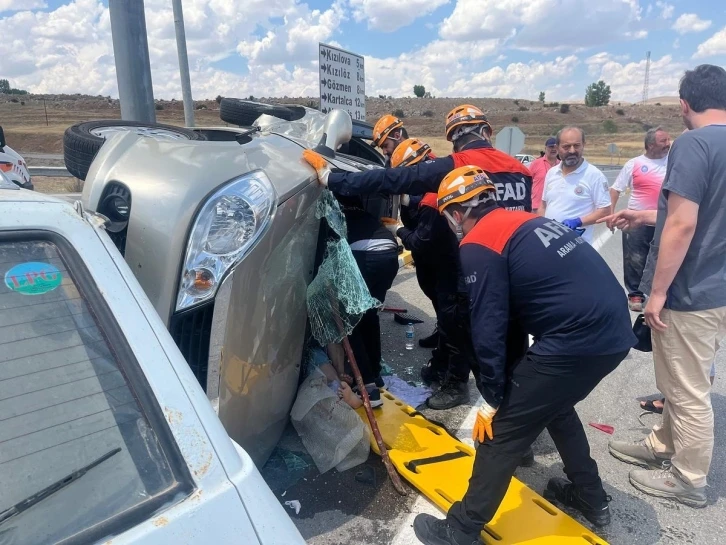 Sivas’ta otomobiller çarpıştı: 3 yaralı

