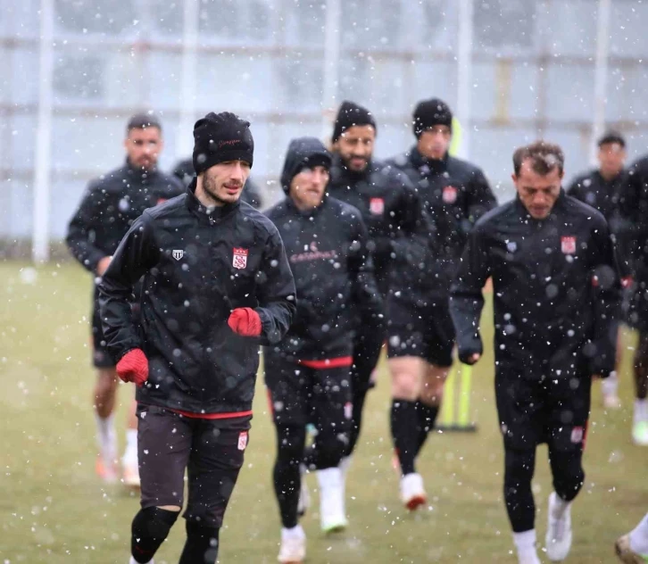 Sivasspor kar altında çalıştı
