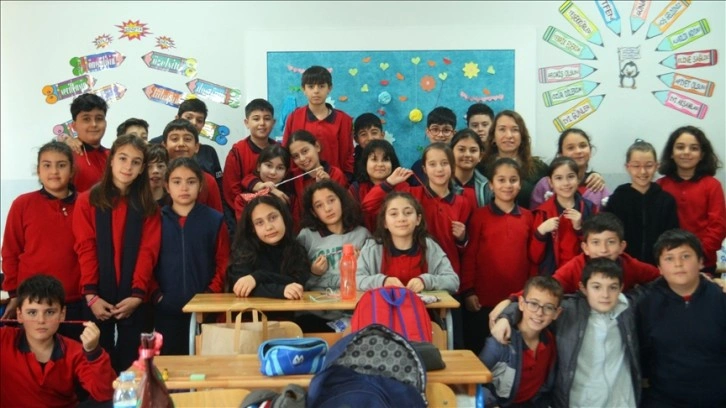 SMA hastası ve lösemili çocukların tedavisine katkı için bileklik örüyorlar