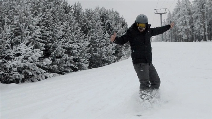 Snowboard tutkunları kar kalınlığının 20 santimetreye ulaştığı Cıbıltepe'de kayak yaptı