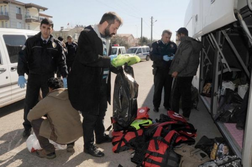 Şoför ihbar etti, otobüsteki 20 kaçak yakalandı