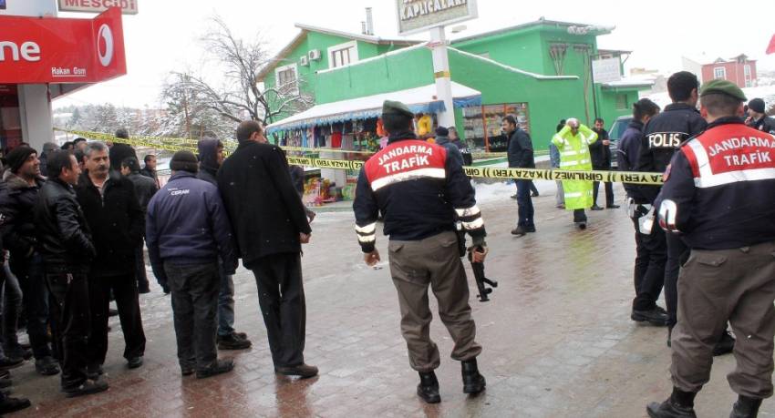 Sokak ortasında eşini öldürüp…