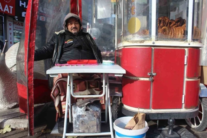 Soğukta satış yapmak zorunda kalan simitçi esnafı, ekmek büfesi gibi kapalı alan istiyor
