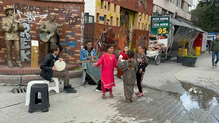 Sokak sanatçıları çaldı çocuklar gönüllerince dans etti
