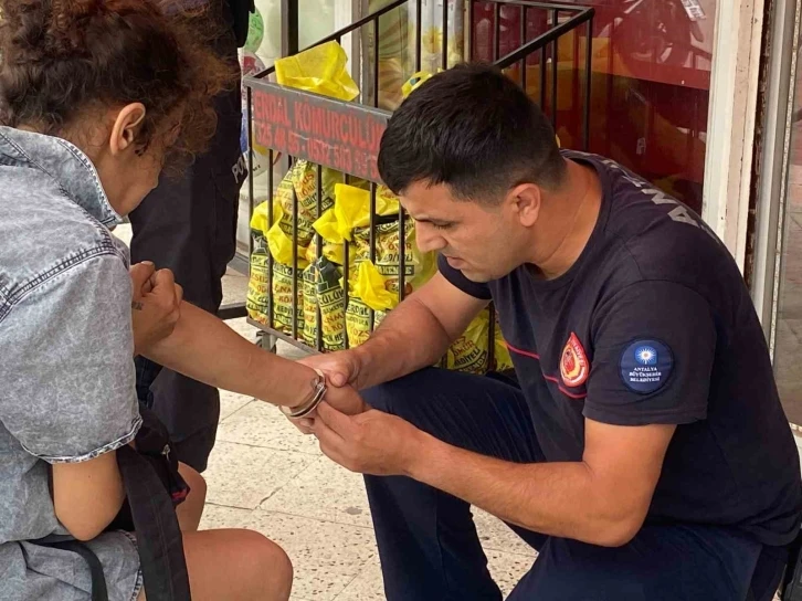 Sokakta kolu kelepçeli dolaşan kadın polisi alarma geçirdi
