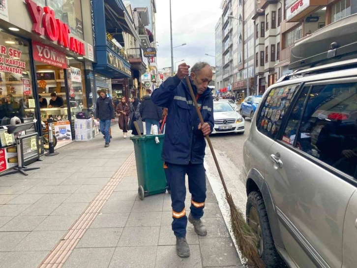 Sokakta temizlik yapan görevliyi darp ettiler