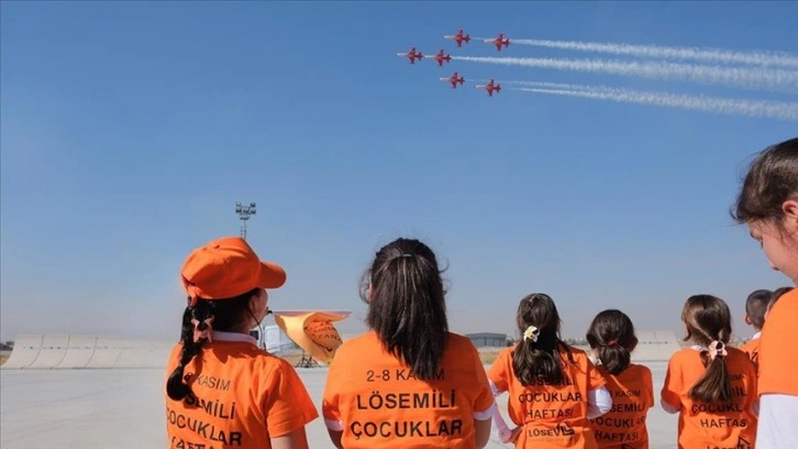 SOLOTÜRK ve Türk Yıldızları, lösemili çocuklar için Konya'da gösteri uçuşu yaptı