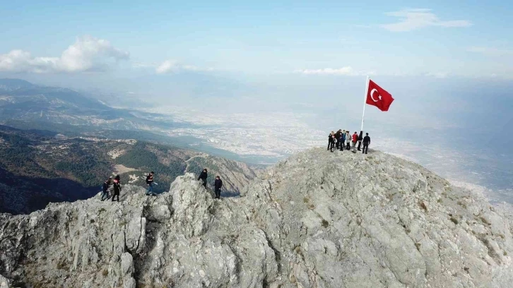 Spil Dağı’nın zirvesinden kadına yönelik şiddete dikkat çektiler
