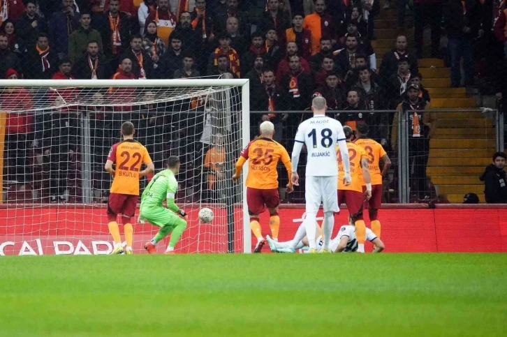 Spor Toto Süper Lig: Galatasaray: 2 - MKE Ankaragücü: 1 (İlk yarı)
