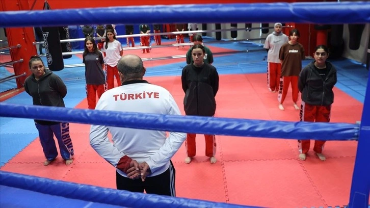 Sporcu olarak ter döktüğü kick boksta şampiyonlar yetiştiriyor