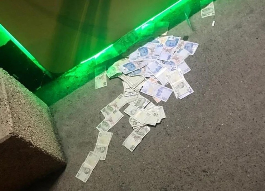 ATM'ye yüklenen fazla para, sokağa saçıldı