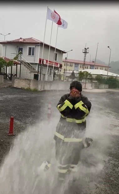 Stajını tamamlayan genç itfaiyeciye sulu şaka
