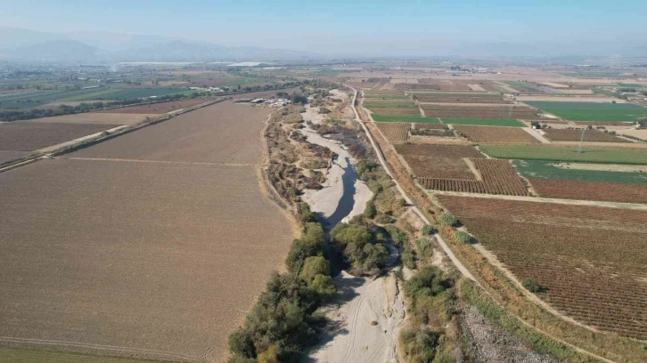 Su kıtlığı zirve yaptı, Gediz Nehri kurudu
