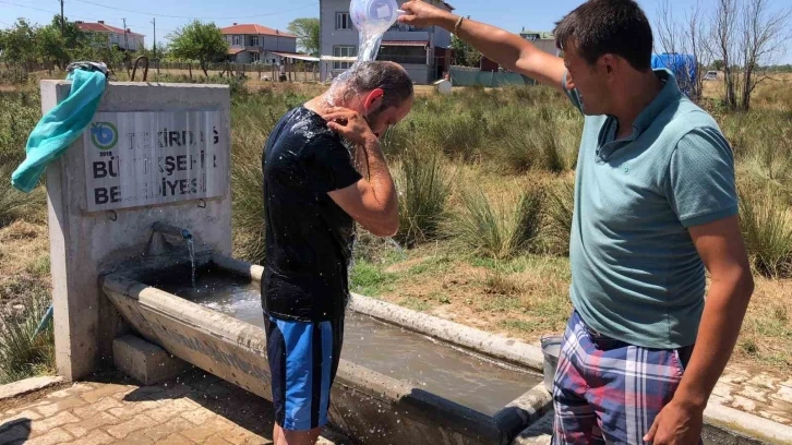 Su sıkıntısını böyle protesto ettiler: Yalakta duş aldı
