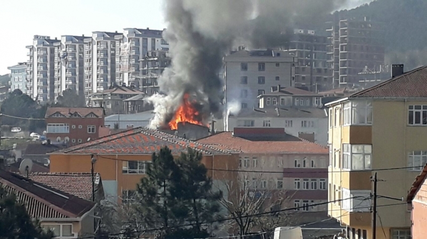 Sultanbeyli’de binanın çatı katı alev alev yandı