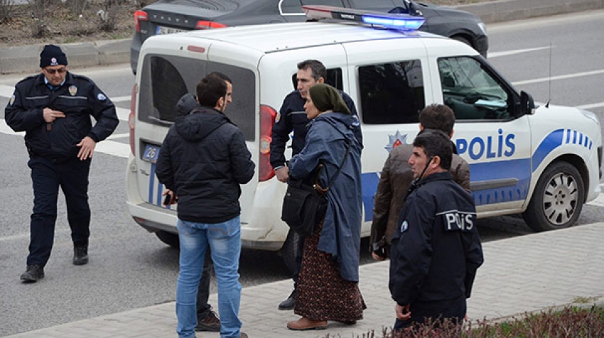 Şüpheli otostopçu kadın, polis ekiplerini alarma geçirdi