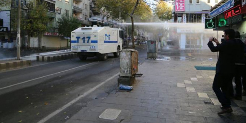 Sur'da 4 polis yaralandı