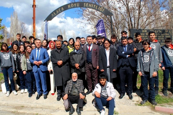 Süheyla Sıtkı Alp Özel Fen ve Anadolu Lisesi öğrencilerinden alaca şehitliğine ziyaret
