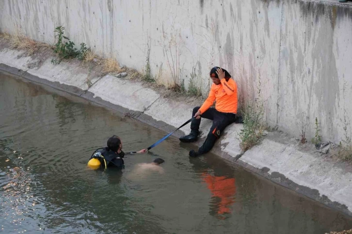 Sulama kanalına düşen çocuğu kurtardı, kendi kurtulamadı