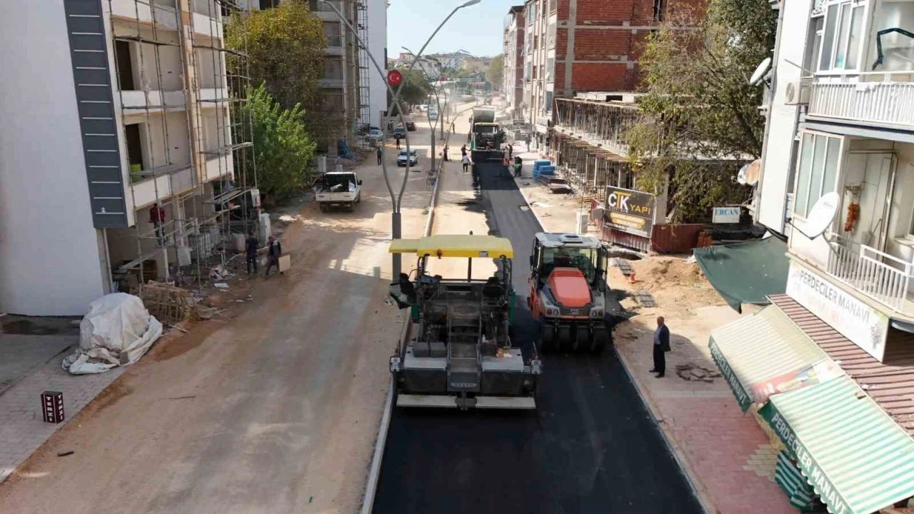 Sultan Fatih Caddesi’nde asfalt serim çalışmaları başladı
