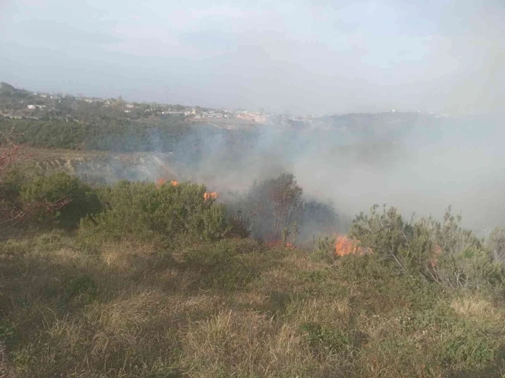 Sultangazi’de çalılık alanda korkutan yangın
