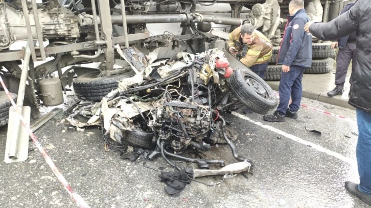 Sultangazi’de kaza yapan beton mikseri otomobilin üzerine devrildi: 2 yaralı
