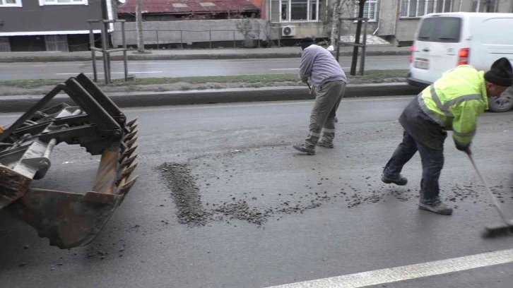 Sultangazi’de mikserden yola dökülen beton acemi sürücülere zor anlar yaşattı
