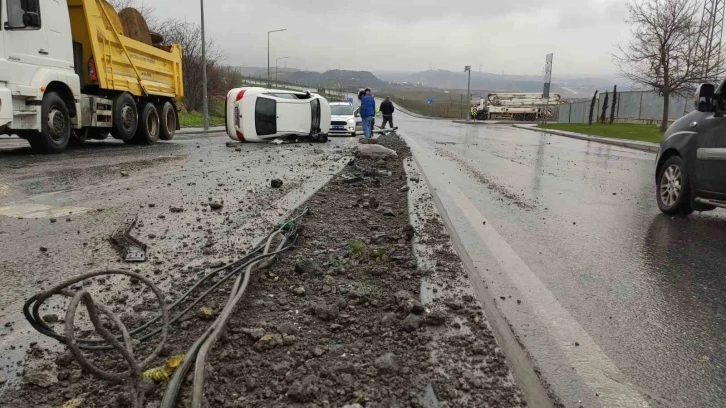 Sultangazi’de refüje çarpan otomobil, aydınlatma direğini devirip karşı şeride geçti: 2 yaralı
