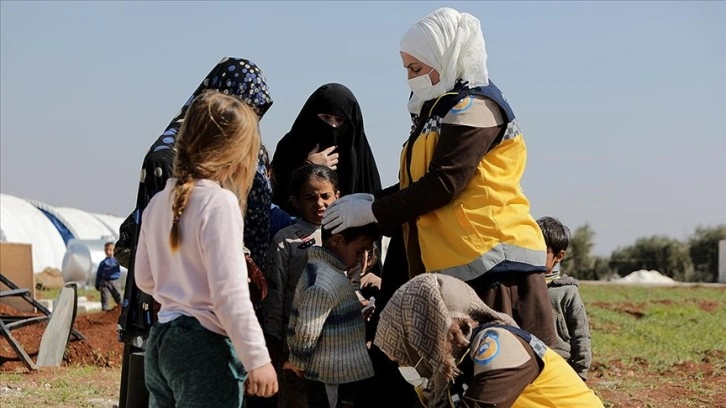 Suriyeli Sivil Savunma gönüllüsü Elif Kemal, depremzedelerin yaralarını sarıyor