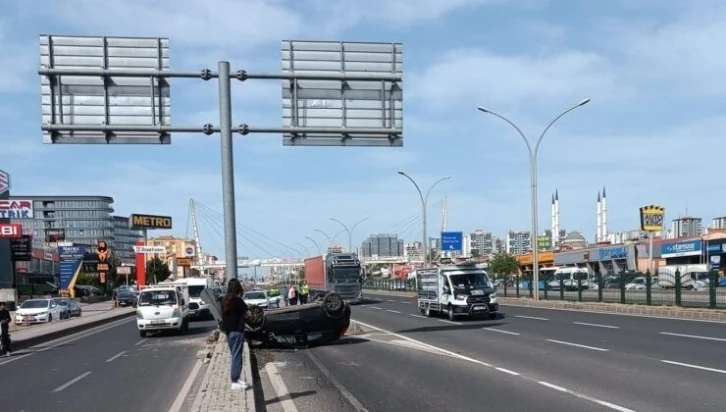 Sürücü, takla atan otomobilden sağ çıktı
