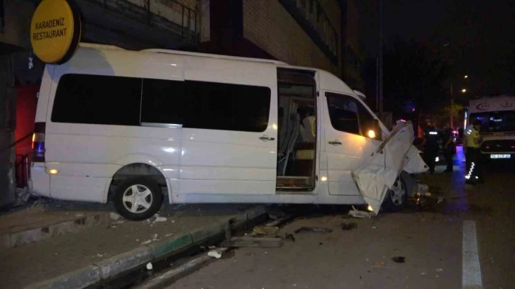 Bursa'da servis minibüsü iş yerine çarptı: 1 ölü, 4 yaralı