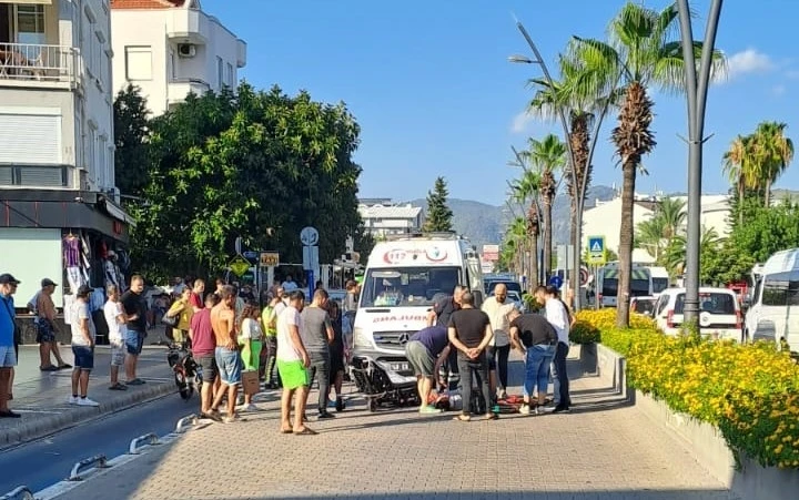 Sürücüsünün ani fren yaptığı motosiklet takla attı: 2 yaralı
