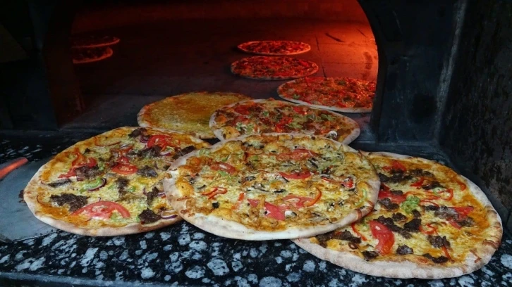 Süryani köyü açılan pizza dükkanı ile lezzet durağı haline geldi
