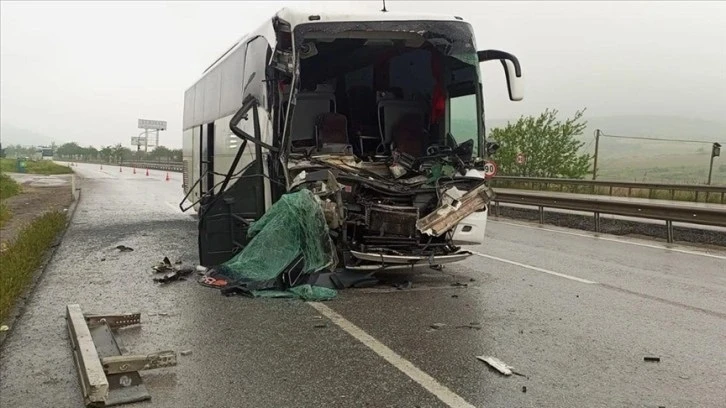 Bursalı öğrencileri taşıyan otobüs kaza yaptı: 33 yaralı