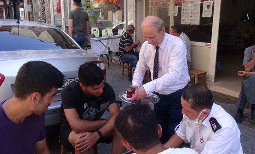 Yıllardır takım elbiseyle çay servisi yapıyor