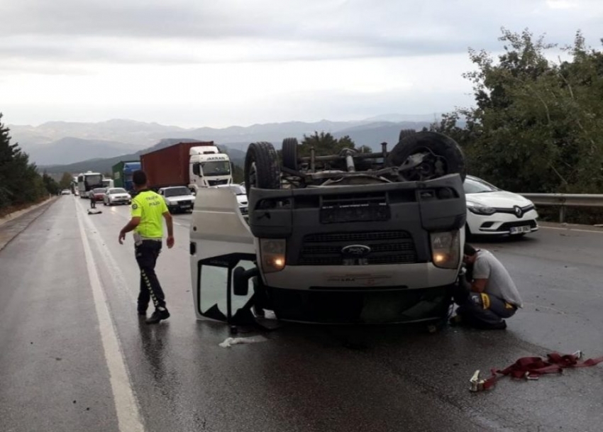 Bursa'da takla atan kamyonette sıkışan sürücü kurtarıldı