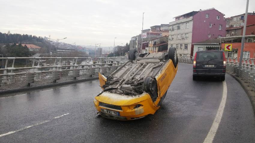 Taksi bariyerlere çarpıp takla attı: 1 yaralı