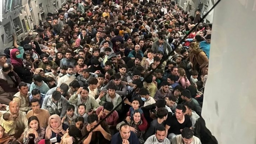 150 kişilik uçağa 640 Afgan bindi