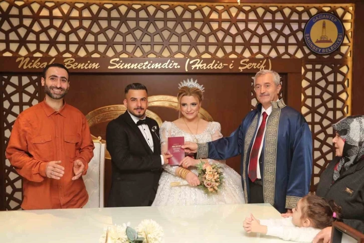 Tahmazoğlu’ndan evlenen gençlere nikah sürprizi
