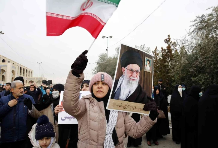 Tahran’da hükümete destek gösterisi: "Hepimiz Hamaney’in askeriyiz"
