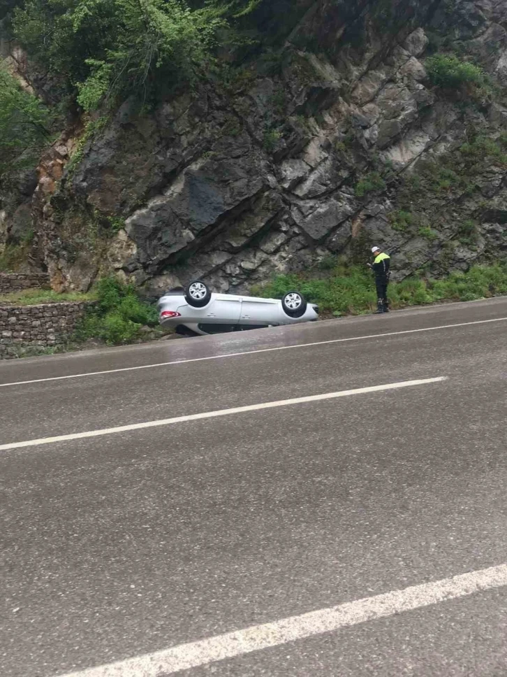 Takla atan otomobilden hafif yaralı çıktı
