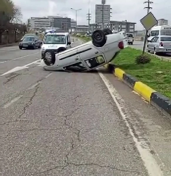 Takla atarak ters dönen otomobildeki 2 kişi yaralandı
