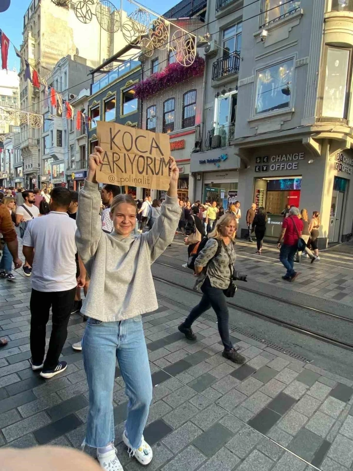 Taksim’de ilginç olay: Belaruslu genç kadın “Koca arıyorum” dövizi açtı
