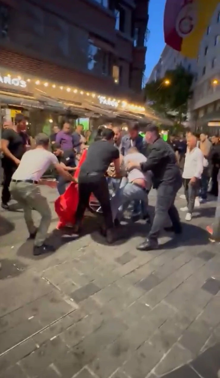 Taksim’de vicdansız zabıta dehşeti kamerada: Aracına sarılıp direndi
