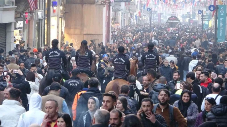 İstiklal’de vatandaşların yılbaşı yoğunluğu